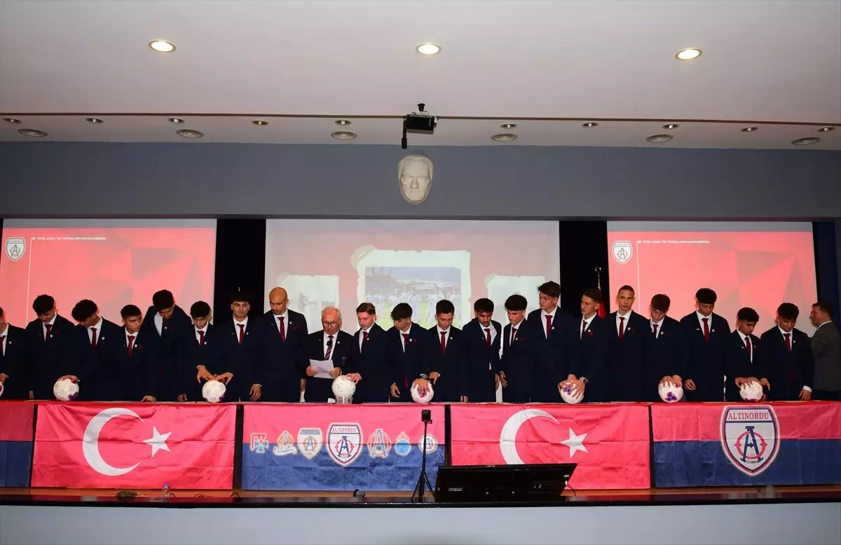 Altınordu’da 22 Genç Futbolcu Profesyonelliğe Geçti