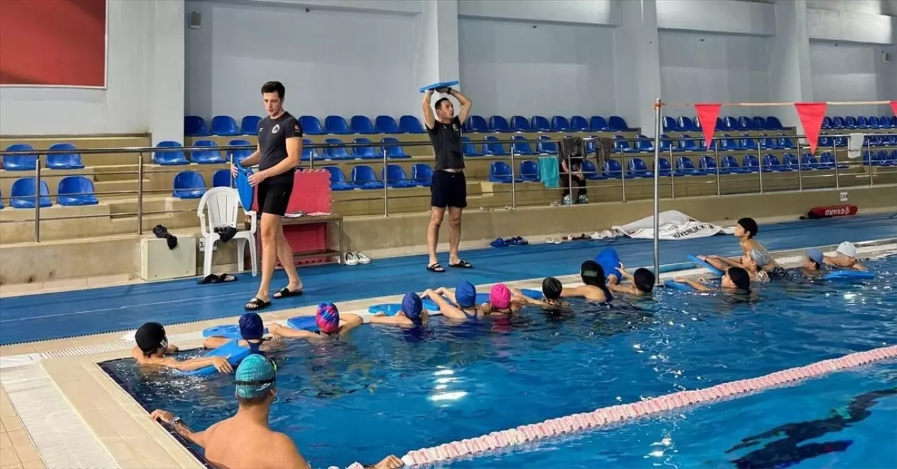 Çocuklara Yüzme Eğitimi Başladı