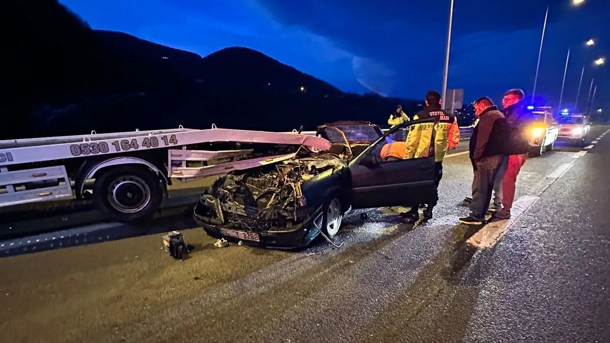 Otomobil kağıt gibi ezildi: 2 ölü, 1 yaralı