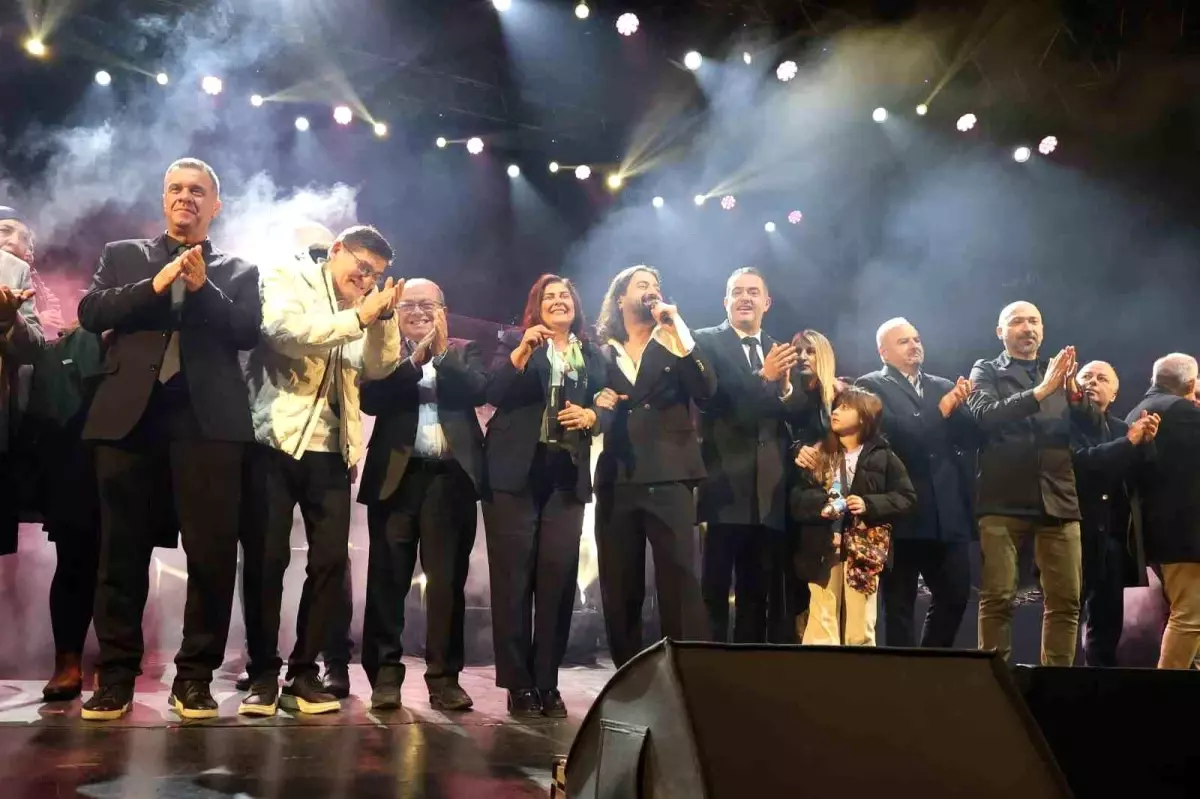 Aydın’da Coşkulu Yılbaşı Konseri ve Havai Fişek Gösterisi