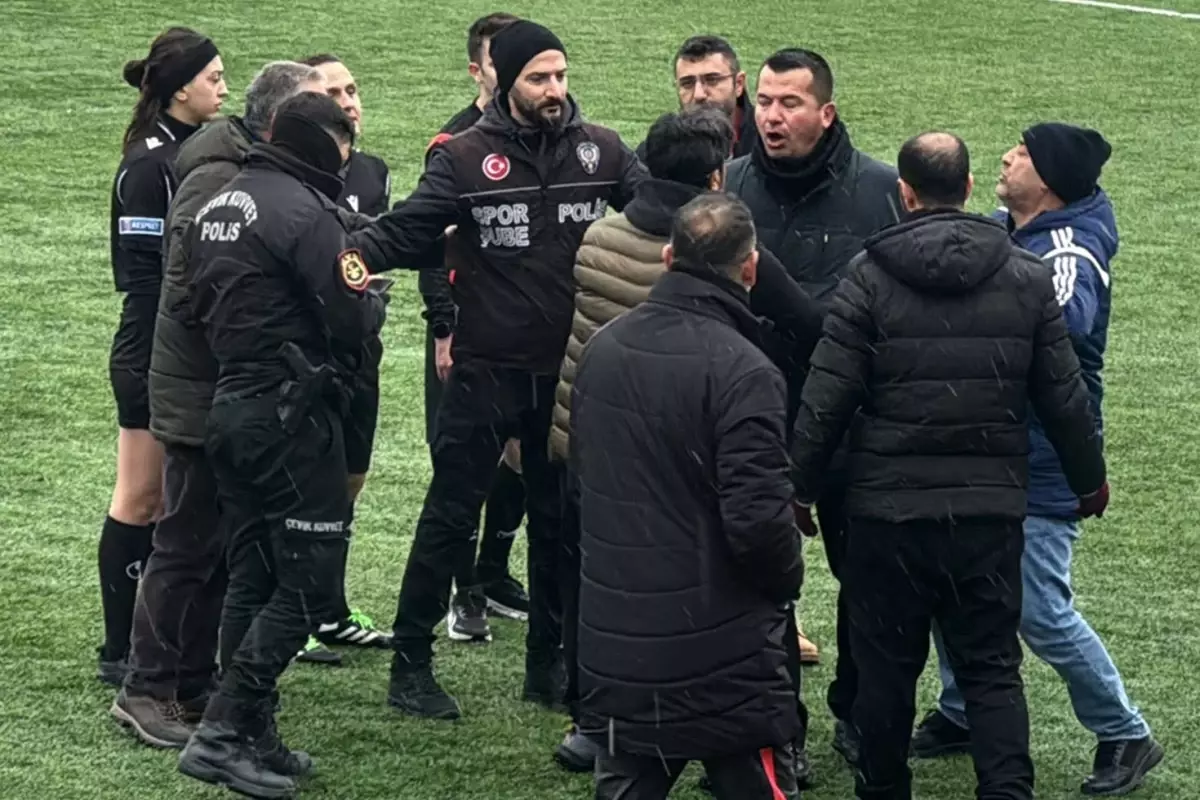 Görüntüler Türkiye’den: Yönetim zemine inip takımı sahadan çekti