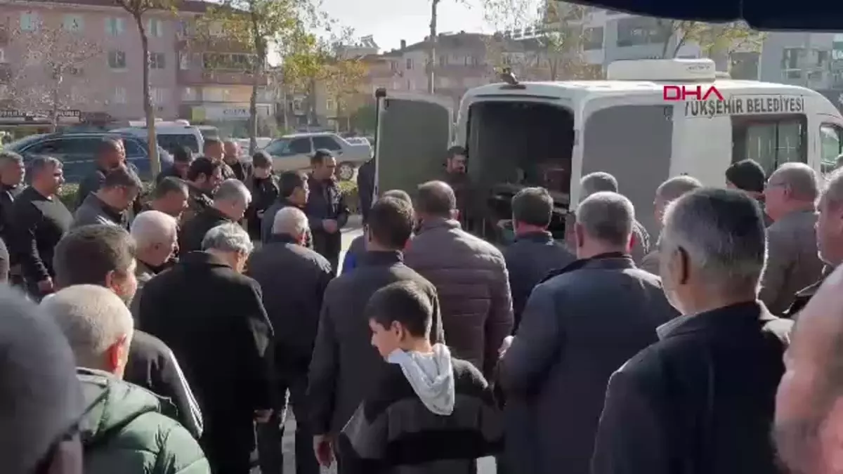 İzmir’de Elektrikli Bisiklet Kazasında Hayatını Kaybeden Güreşçi Tuna Toplar Son Yolculuğuna Uğurlandı