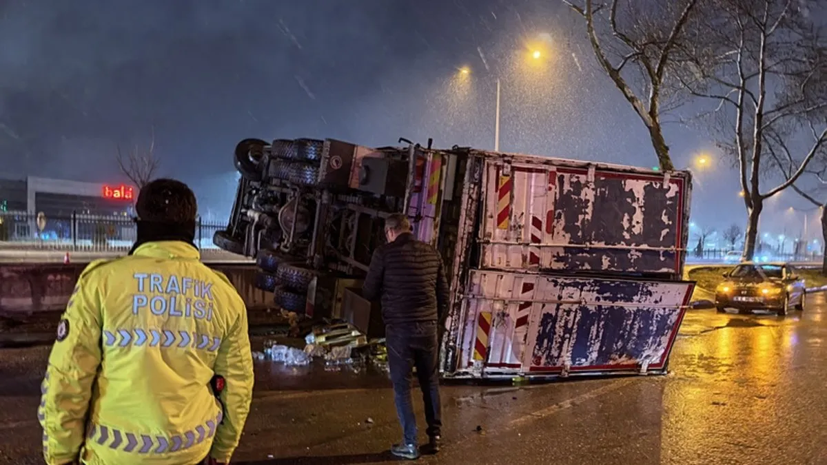 Bursa’da içecek yüklü kamyon devrildi!
