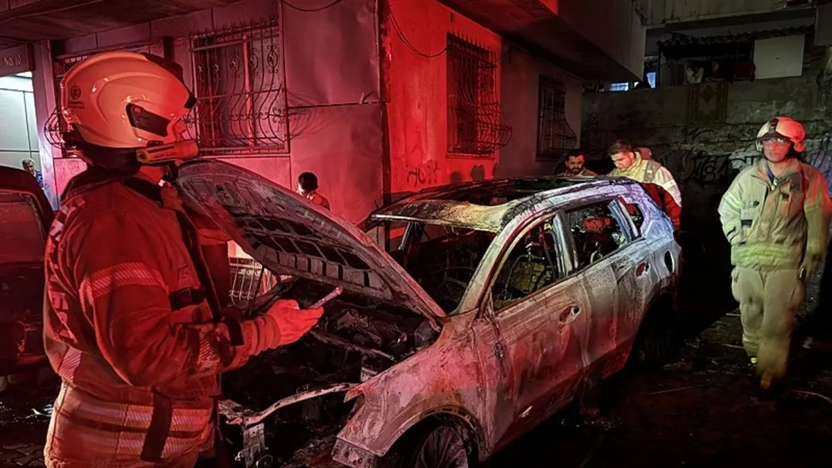 Bahçelievler’de yanan 6 araç kullanılamaz hale geldi