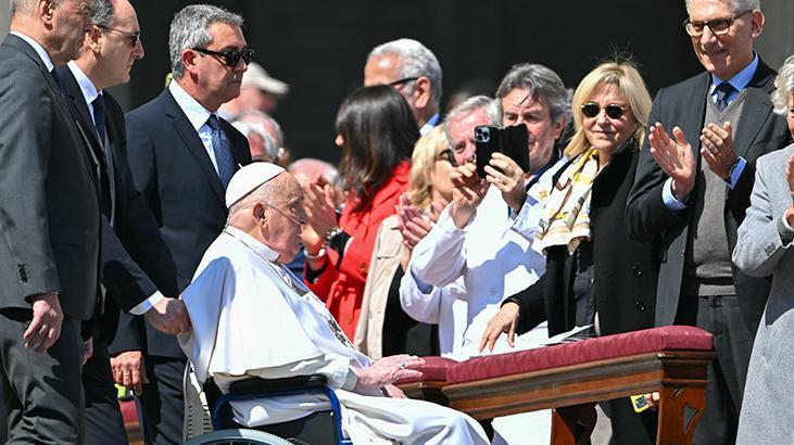 Papa Francis’ten sürpriz tur: İlk kez halkın karşısına çıktı