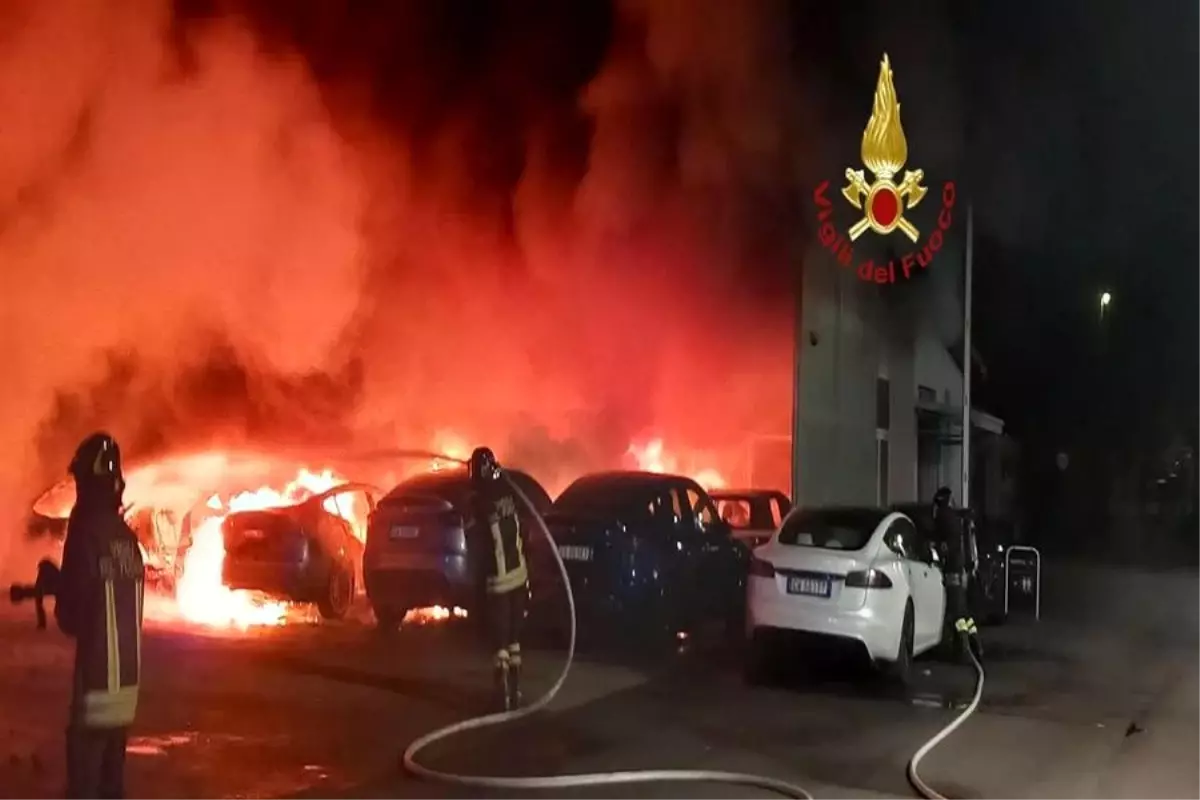 Roma’da Tesla Bayisinde Yangın: 17 Araç Kül Oldu