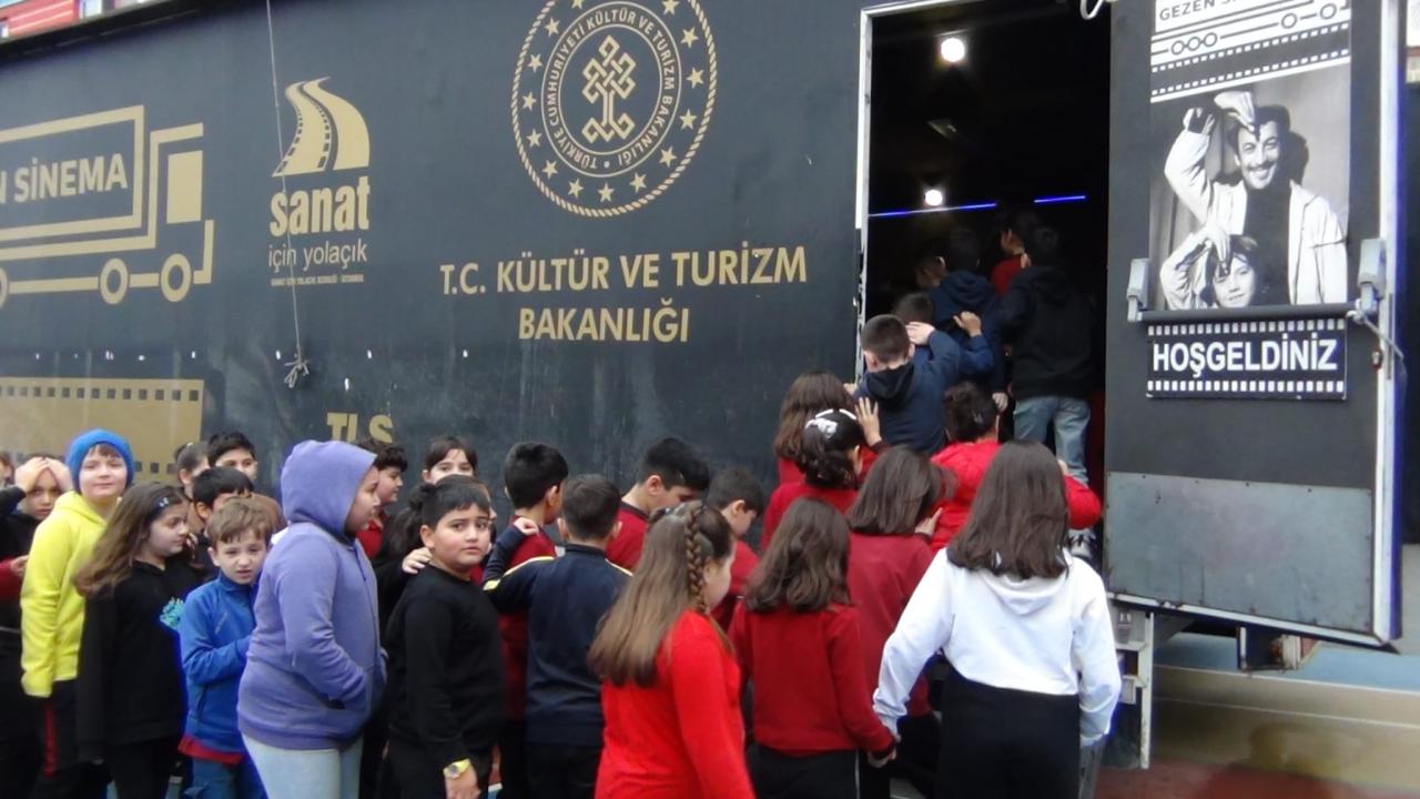 “Gezen Sinema” tırı, 7 yılda 358 ilçeye ulaştı