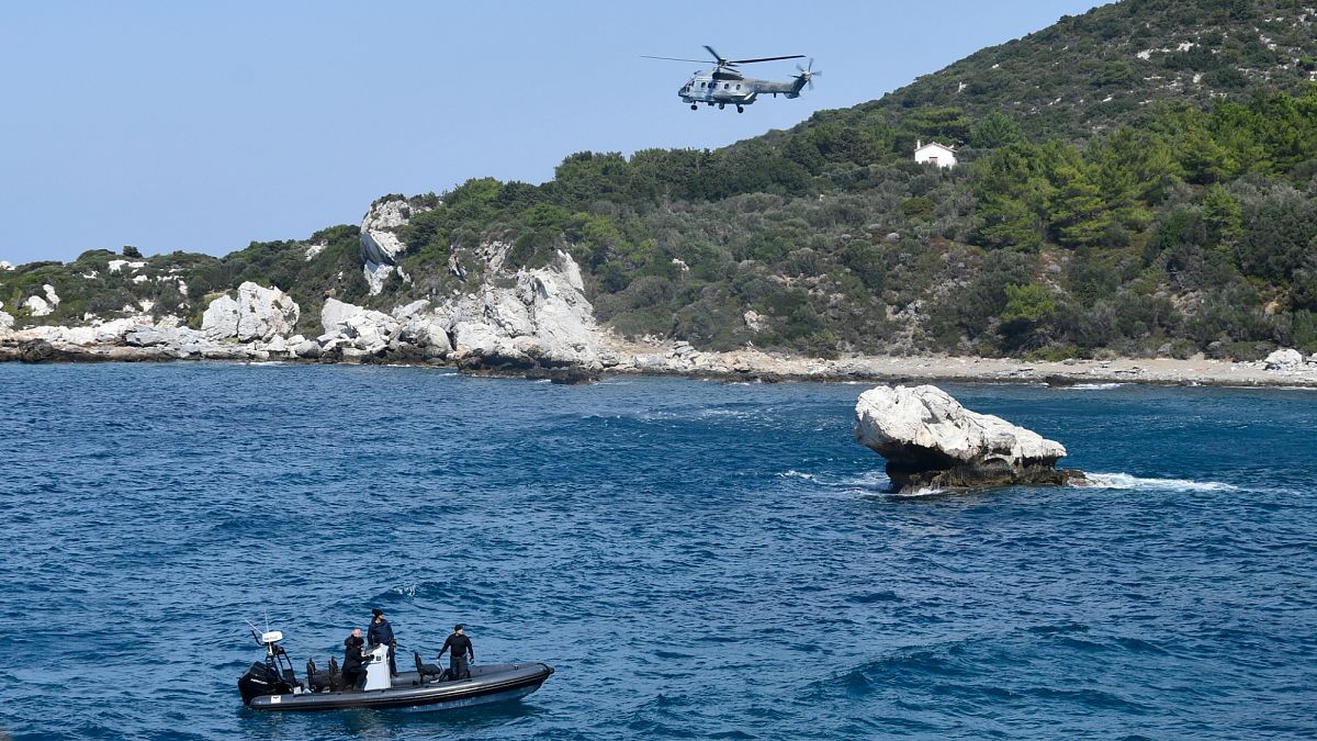 Yunan adası açıklarında tekne battı: İki ceset ve 39 sığınmacı bulundu